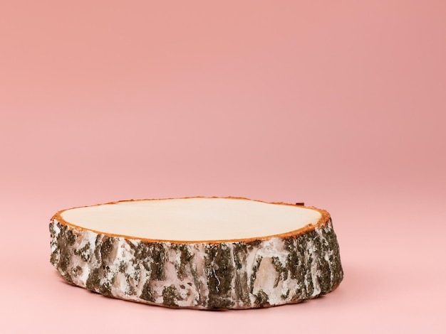 Naturalny pusty drewniany stojak jako przekrój brzozy do prezentacji i wystaw na pastelach
