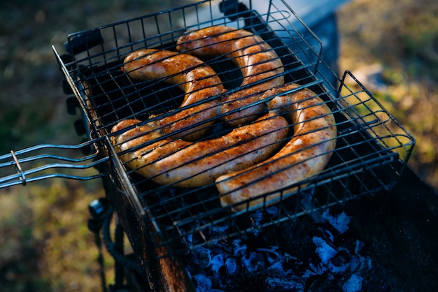 Naturalny strzał piec na grillu kiełbasy na grilla grillu