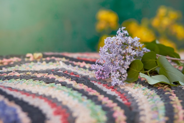 Naturalny vintage kolorowy ręcznie robiony dywan i liliowe tło gałązki Kopiowanie miejsca Wysokiej jakości zdjęcie