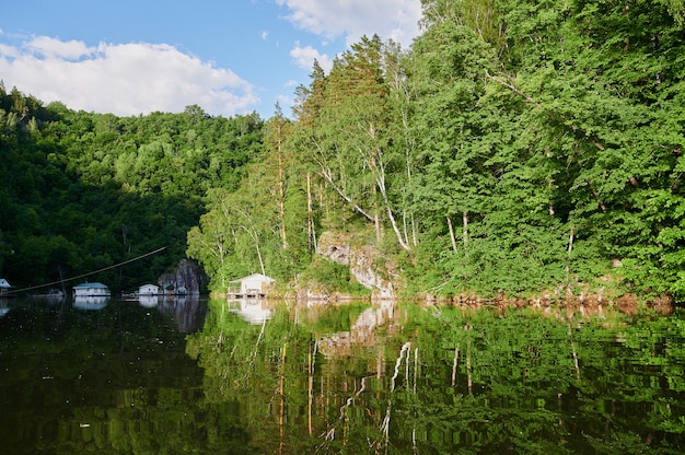 Naturalny widok na zielone pola na pierwszym planie i góry klifów i wzgórz w słoneczny letni dzień.