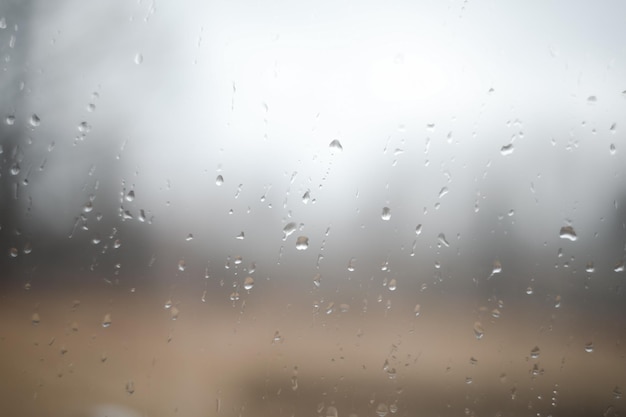 Naturalny wzór kropli deszczu na powierzchni szyby okiennej
