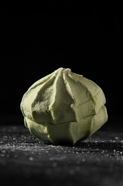 Naturalny zielony jabłkowy marshmallow na czarnym tle z cieniem