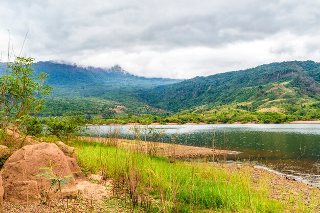 Natury jezioro z krajobrazową Namngum tamą Vientiane Laos