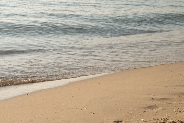 Natury tło seashore plaży fala i linia brzegowa piasek z światło słoneczne wodą ukazujemy się dla wakacyjnego relaksu stylu życia pojęcia