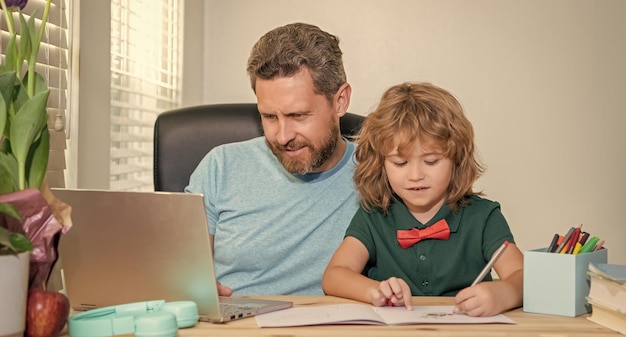 Nauczanie Domowe I E-learning Z Powrotem Do Szkoły Ojciec I Syn Używają Komputera W Domu