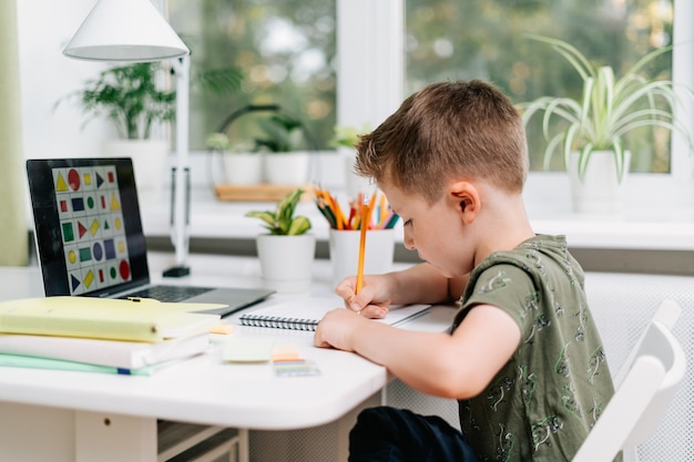 Nauczanie Na Odległość Edukacja Online Kaukaski Uśmiech Chłopiec Uczący Się W Domu Z Laptopem I Robieniem