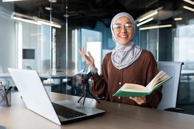 Nauczanie online młoda muzułmanka w hidżabie nauczycielka siedzi przy biurku w biurze przed laptopem i
