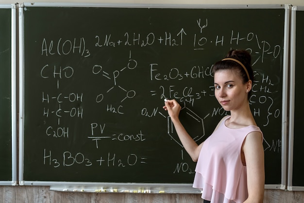 Nauczyciel chemii przeciwko wzór chemiczny wyjaśnij tablicę, koncepcja edukacji