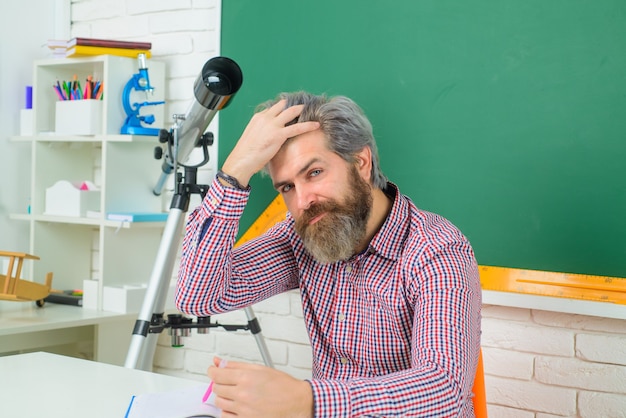 Nauczyciel człowiek nauczyciel nauczyciele dzień z powrotem do szkoły poważny nauczyciel w klasie uczenia się edukacji