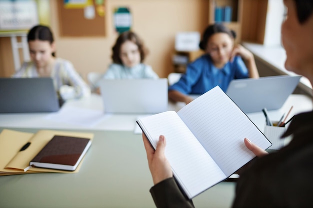 Nauczyciel daje pracę domową dzieciom na lekcji