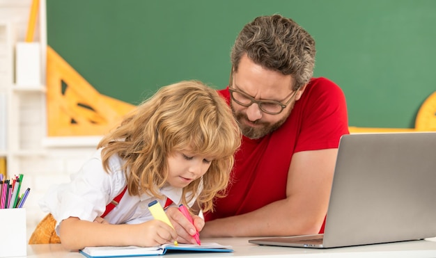 Nauczyciel i dziecko uczą się w klasie z rodziną laptopów