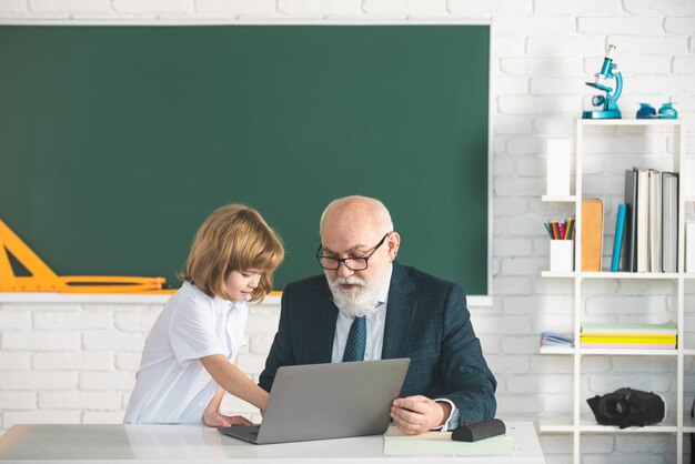 Nauczyciel i dziecko w klasie koncepcja edukacji koncepcja uczenia się szkoły chłopiec szkoła podstawowa stara a