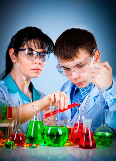 nauczyciel i uczeń pracujący w laboratorium