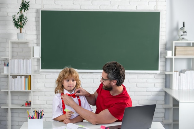 Nauczyciel i uczeń uczący się w klasie w szkole uczeń szkoły podstawowej sprytny uczeń zabawny eleme