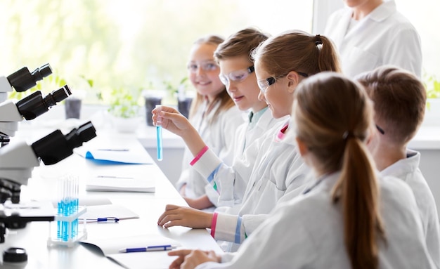 nauczyciel i uczniowie studiujący chemię w szkole