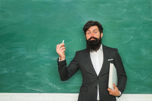 Nauczyciel Jest Wykwalifikowanym Liderem Koncepcja Edukacji I Uczenia Się Ludzi Nauczycielka W Pobliżu Przygotowa...