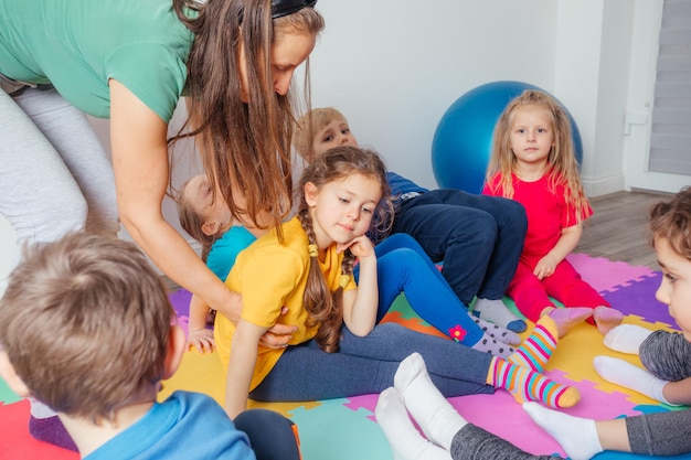 Nauczyciel Pociesza Zdenerwowaną Dziewczynę Po Niepowodzeniu Podczas ćwiczeń Fizycznych