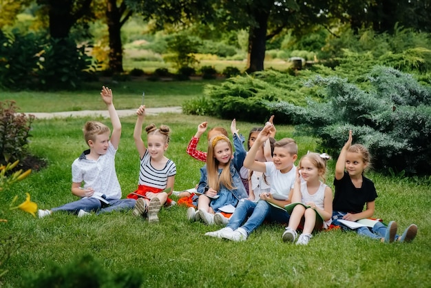 Nauczyciel Prowadzi Klasę Dzieci W Parku Na świeżym Powietrzu