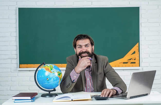 Nauczyciel szczęśliwy wesoły człowiek studiuje online, klasa wideokonferencji z korepetytorem.
