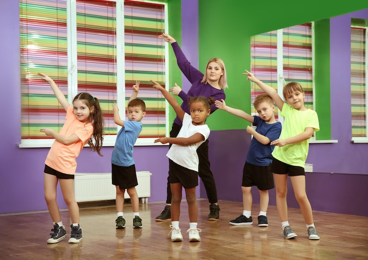 Zdjęcie nauczyciel tańca i dzieci w klasie choreografii