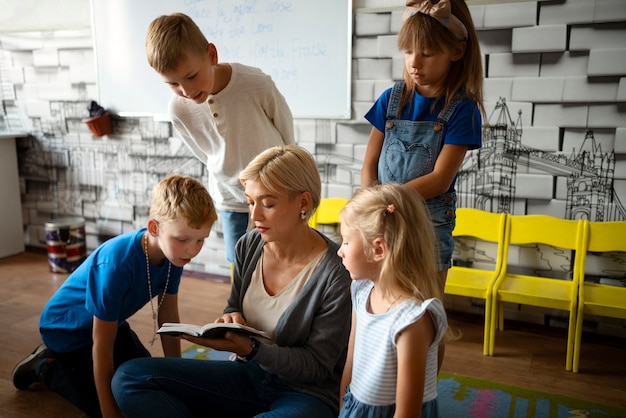 Zdjęcie nauczyciel z widokiem z boku czyta biblię