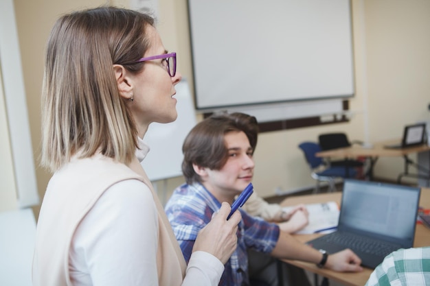 Nauczyciel ze studentami w klasie