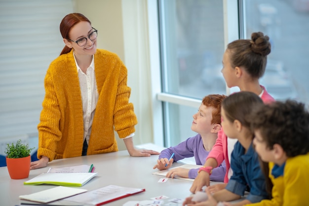 Nauczycielka pracująca z małą grupą dzieci