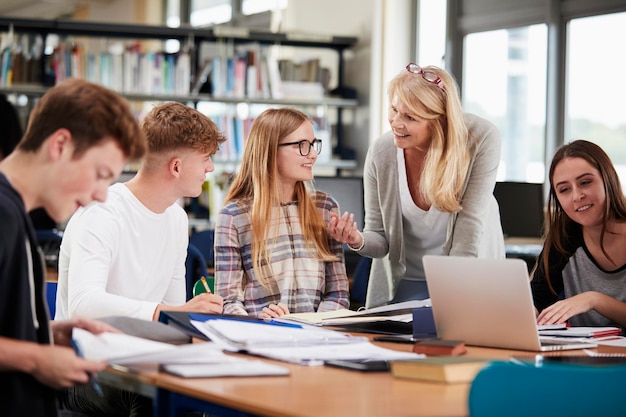 Nauczycielka pracująca ze studentami w bibliotece