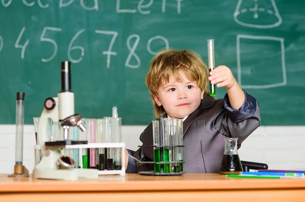 Nauka dziecka biologia chemia Mikroskop i probówki dla chłopca Klasa szkolna Podstawowa wiedza Edukacja w szkole podstawowej Eksperyment edukacyjny Pojęcie wiedzy Fascynujący temat Dzień wiedzy