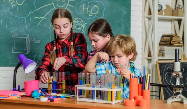 Nauka i edukacja laboratorium chemiczne powrót do szkoły szczęśliwe dzieci Badania laboratoryjne Projekt naukowy Do testu chemicznego Szkolne laboratorium chemiczne Nauka obejmuje teorię