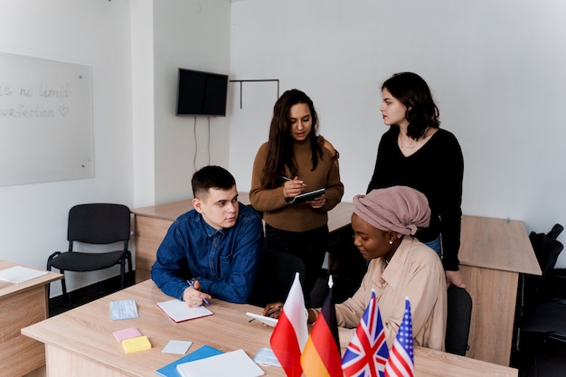 Nauka Języka Angielskiego Ze Studentami Z Różnych Krajów: Polski, Niemiec, Usa. Praca W Zespole. Praca W Uczniach Wieloetnicznych. Nauczyciele Uczą Się Razem Języków Obcych W Klasie. Nauka Z Laptopem.