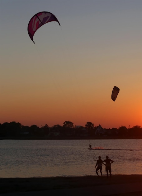 Nauka Kitesurfingu Podczas Zachodu Słońca