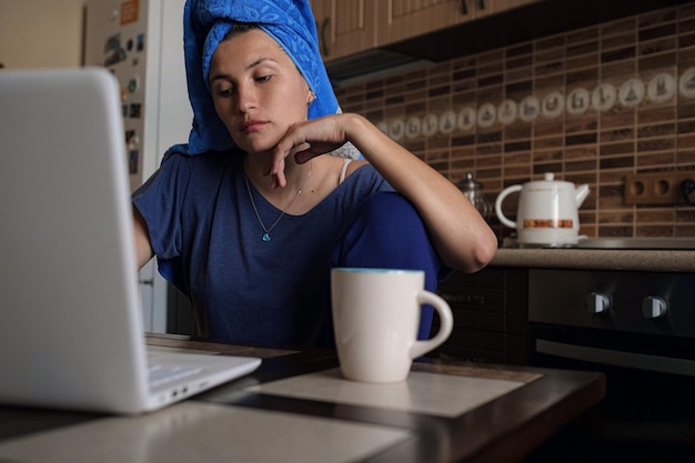 Nauka na odległość edukacja i praca online kobieta pracująca w biurze pracuje zdalnie z domu