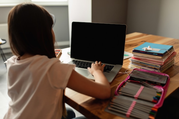 Nauka Online. Dziewczyna Z Laptopem, E-learning W Domu. Uczennica Uczy Się Podczas Rozmowy Wideo. Kształcenie Na Odległość