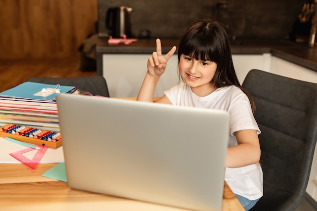 Nauka Online. Uczennica W Domu, Lekcja Online, Rozmowa Wideo Na Laptopie. Kształcenie Na Odległość, Szkoła Domowa