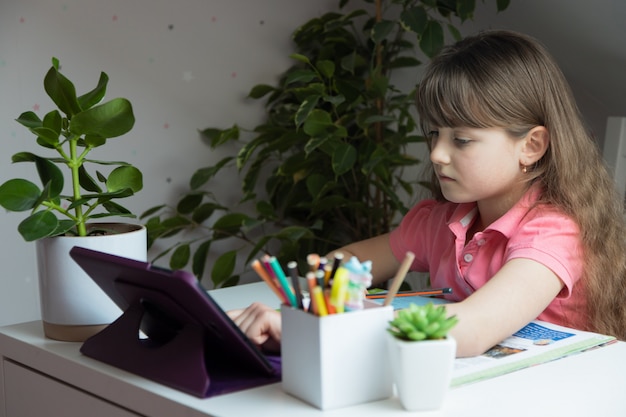 Nauka w domu, nauka na odległość, edukacja online, kursy