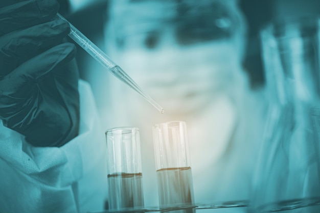 Naukowcy badają szczepionki przeciwko wirusom w laboratorium edukacji medycznej w laboratorium.