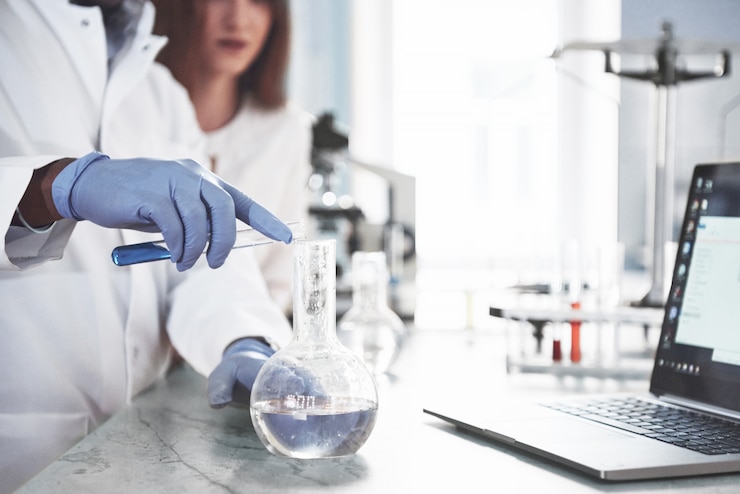 Zdjęcie naukowcy pracujący w laboratorium