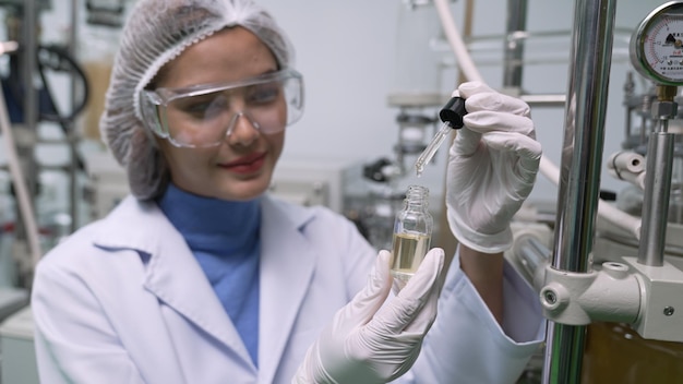 Naukowcy testują produkt oleju z konopi CBD w leczniczym laboratorium CBD Olej z konopi zawiera naturalny ekstrakcję cbd z konopi organicznych na farmie