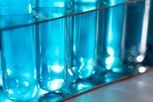 Naukowcy używają szklanych i niebieskich rozwiązań w laboratoriach, badaniach kosmetyków i energii.