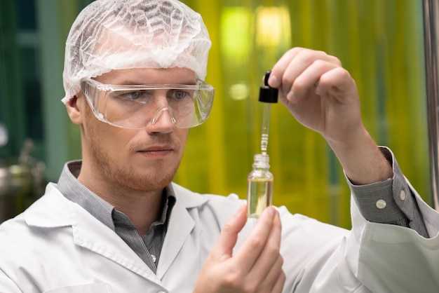Naukowiec lub aptekarz wyciąg z oleju konopnego CBD do celów leczniczych w laboratorium
