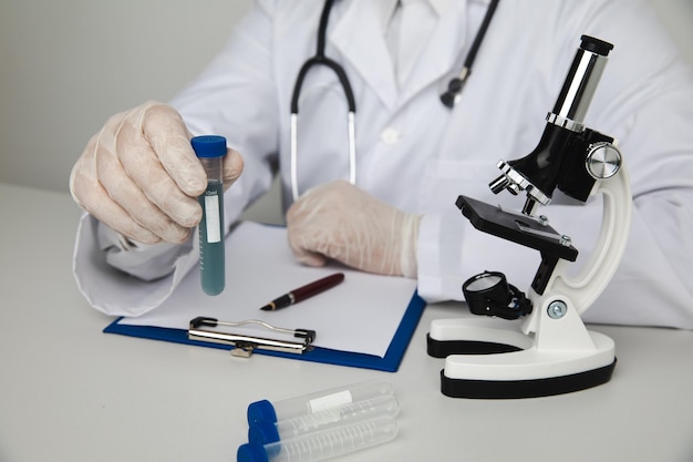 Naukowiec lub lekarz w fartuchu laboratoryjnym pracujący w biotechnologicznym sprzęcie laboratoryjnym mikroskopu do res