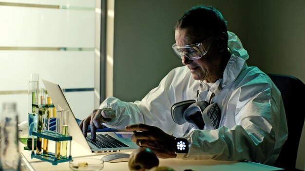 Naukowiec Medyczny Pracujący Na Laptopie Prowadzący Badania W Laboratorium