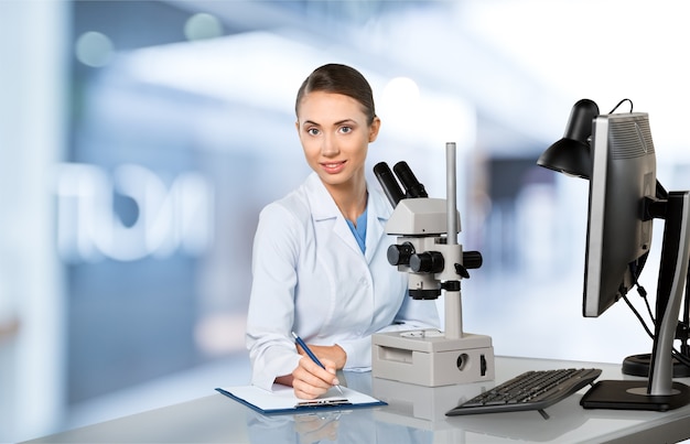 Naukowiec Pracujący Z Mikroskopem W Laboratorium