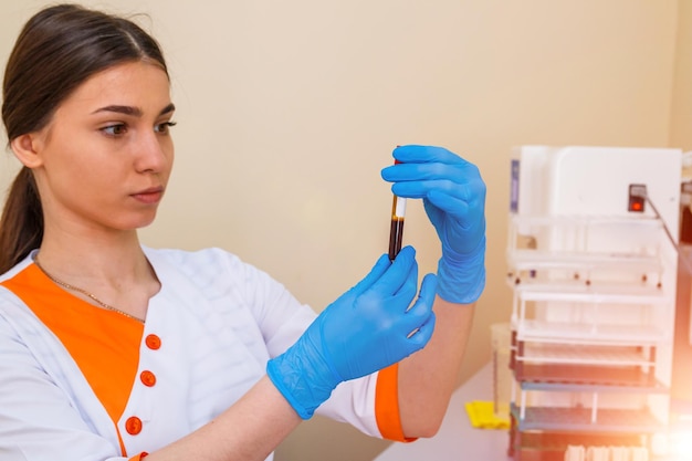 Naukowiec pracujący z próbką krwi w laboratorium Koronawirus 2019nCoV Próbka krwi