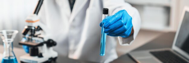 Naukowiec przeprowadza eksperyment chemiczny w laboratorium medycznym i pokazuje płyn wynikowy na probówce jako szczepionkę lub opracowanie antybiotyku Laboratorium chemiczne i koncepcja badań medycznych Neoteric