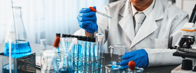 Naukowiec przeprowadza eksperymenty chemiczne i badania w laboratorium medycznym jako przełomowe opracowanie szczepionki lub antybiotyku Laboratorium farmaceutyczne i biochemiczne Neoteric