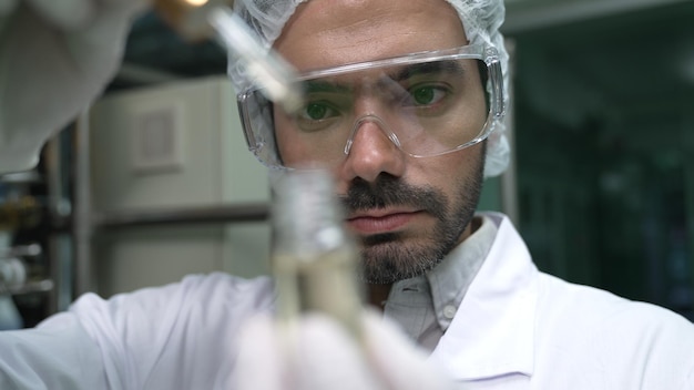 Naukowiec testuje olej konopny CBD w leczniczym laboratorium CBD Olej konopny zawiera naturalną ekstrakcję cbd z organicznych konopi w gospodarstwie