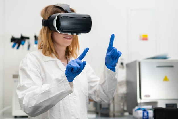 Naukowiec W Fartuchu Laboratoryjnym Vr Googles I Gumowych Rękawiczkach Zarządza Technologią Cyfrową Wirtualnego Interfejsu