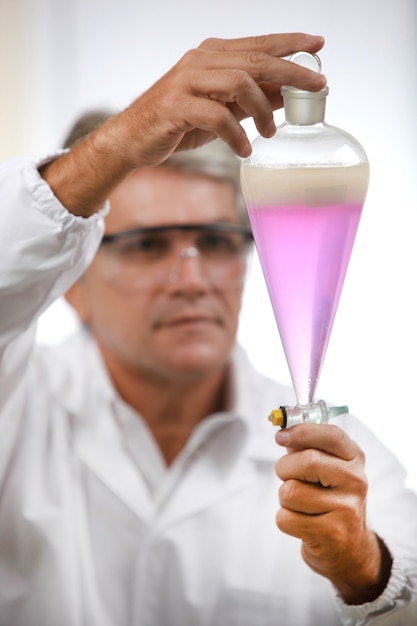 Zdjęcie naukowiec wykonujący analizę techniczną i chemiczną kukurydzy i soi.